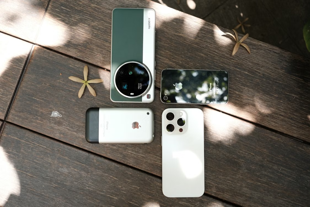 https://www.pexels.com/photo/modern-smartphones-arranged-on-wooden-surface-36680540/
