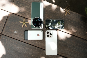 https://www.pexels.com/photo/modern-smartphones-arranged-on-wooden-surface-36680540/