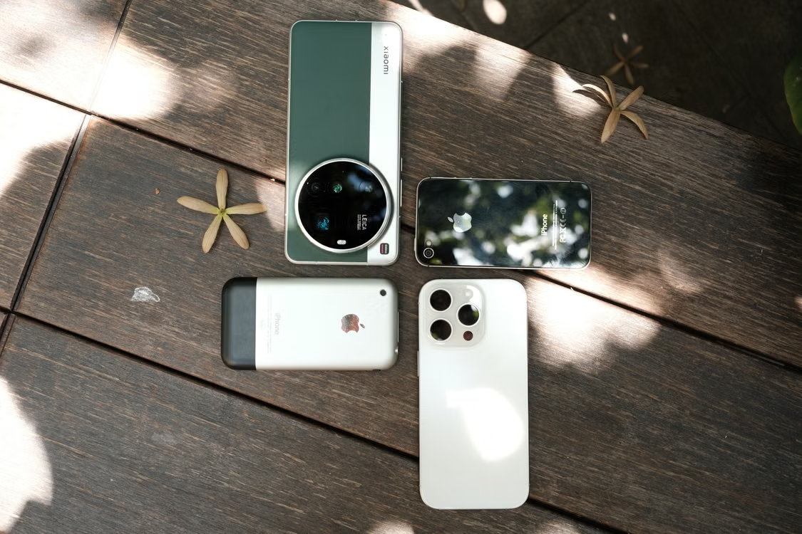 https://www.pexels.com/photo/modern-smartphones-arranged-on-wooden-surface-36680540/