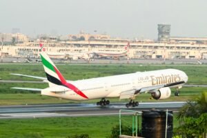 https://unsplash.com/photos/a-large-jetliner-taking-off-from-an-airport-runway-0Zxt3iA-Pbg