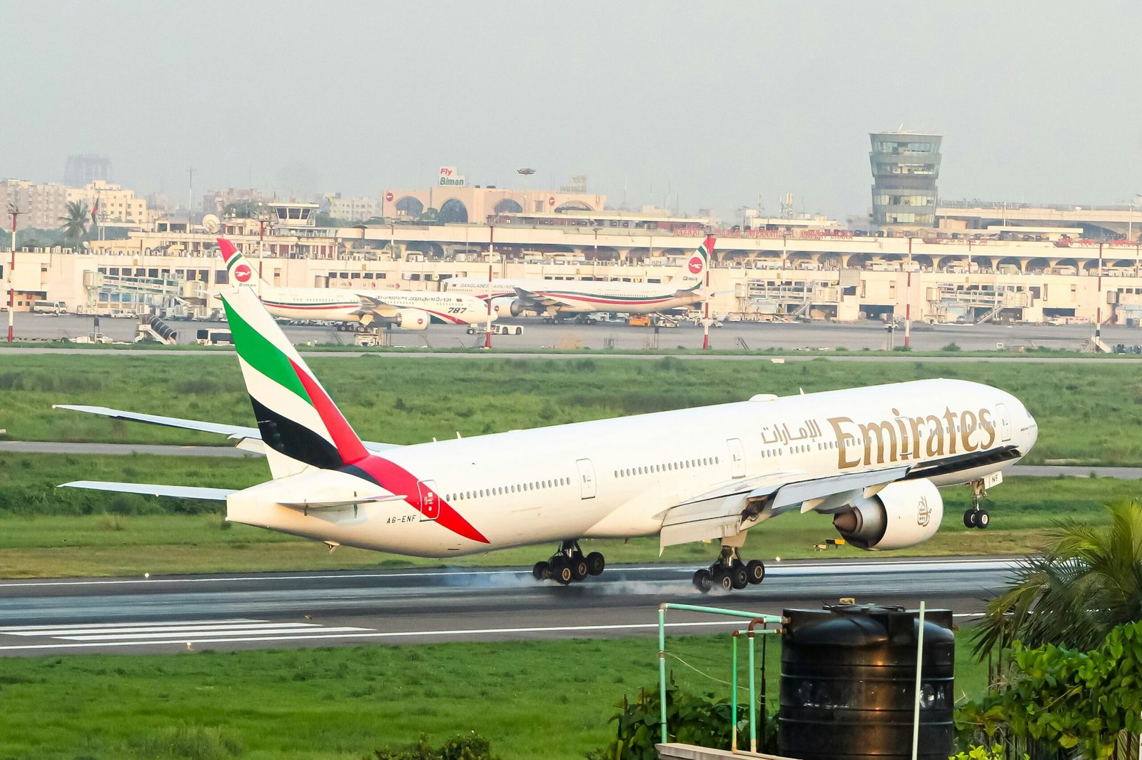 https://unsplash.com/photos/a-large-jetliner-taking-off-from-an-airport-runway-0Zxt3iA-Pbg