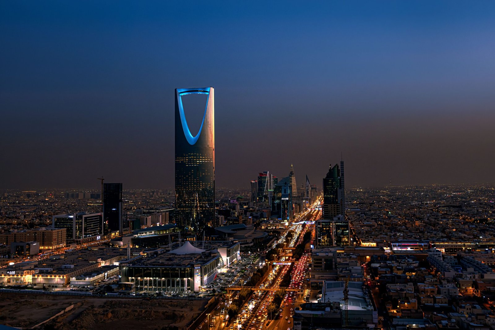 https://www.pexels.com/photo/stunning-night-view-of-riyadh-skyline-39470846/